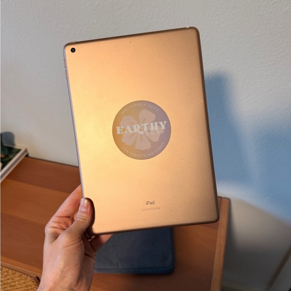 7th Gen Apple iPad - includes Pencil, Case, Charger & Headphones - Picture 7 of 8